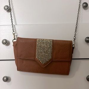 Tan and gold chain crossbody purse.